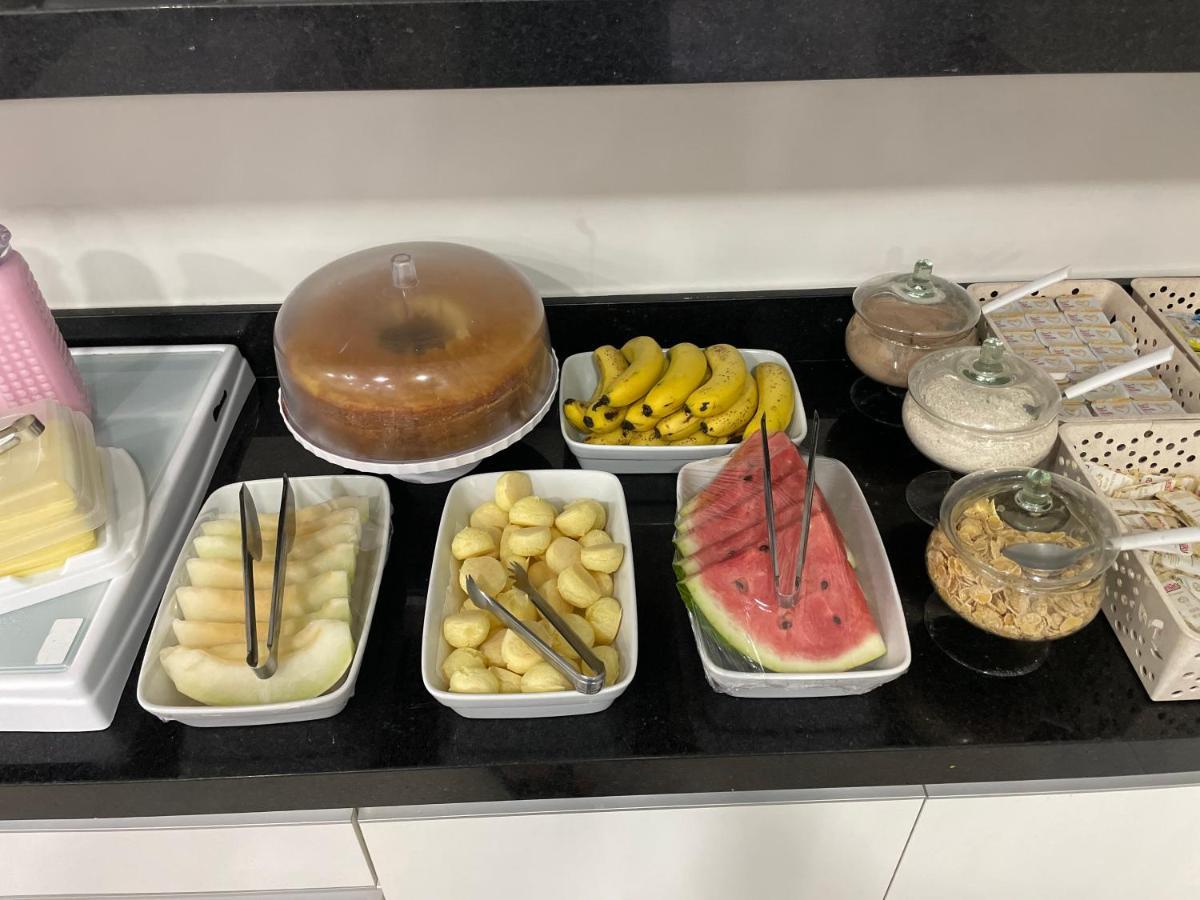 Hotel Quintino - Metro Se -Localizado No Coracao De Sao Paulo Proximo Ao Bras E 25 De Marco Com Estacionamento No Local Gratis מראה חיצוני תמונה Fruit and cake at a buffet